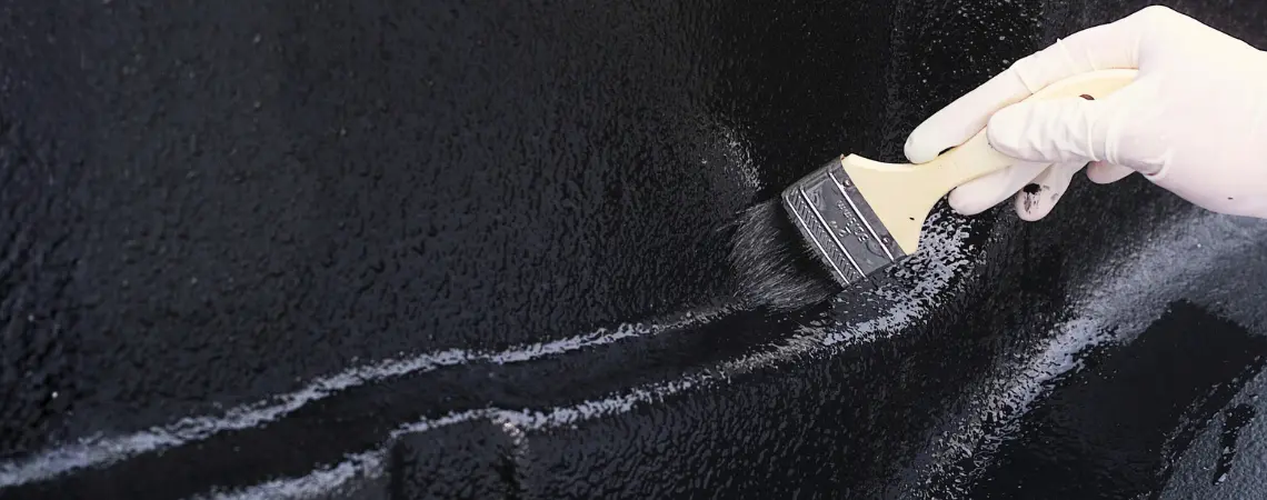 Imagen en primer plano de cómo se aplica Rhino Shine sobre una superficie recubierta con los recubrimientos protectores de Rhino Linings