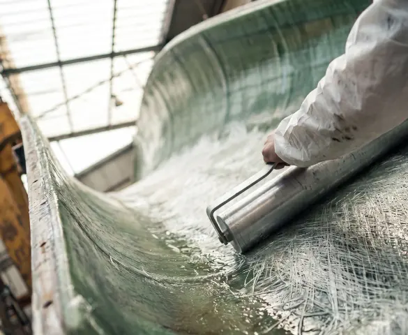 585x480 - fibers being smoothed out in preparation for epoxy resin coating Las fibras se alisan para prepararlas para el recubrimiento con resina epoxi